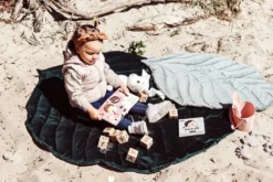 Bellochi Spielmatte Für Baby Und Kinder - Dunkelgrün - 138x120 Cm - Universal Spielteppich Zum Krabbelnlernen - Für Innen- Und Außenbereich - Weiches Veloursstoff - Blattform -cardport shop f52763123df73222cf355e520815a64b