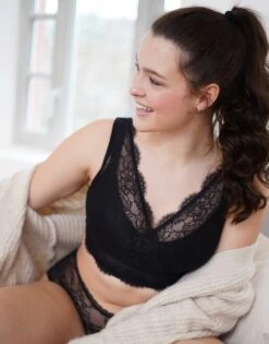 Bralette "Emilia" Black -cardport shop sugarshape bralette emilia black front editorial single crop 2